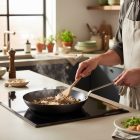 La Lyonnaise 28 cm-es kékvas serpenyő – de Buyer acélserpenyő nagy adagok pirításához