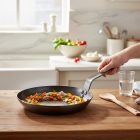 Carbone Plus 28 cm-es vas serpenyő a de Buyer-től, professzionális konyhákhoz