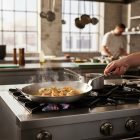 Carbone Plus Vasserpenyő 32 cm-es, füllel a de Buyer-től - Prémium minőség