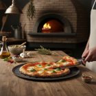 Kékvas perforált perem nélküli pizzaforma, 24 cm, de Buyer