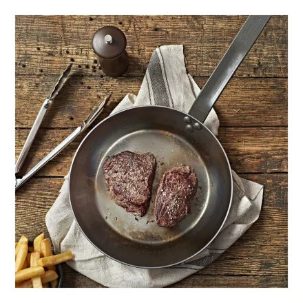 de Buyer Steak Box tartalma: serpenyő, fűszerőrlő és csipesz