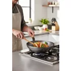 Mineral B Bois szénacél wok, bükkfa nyéllel, 28 cm, de Buyer