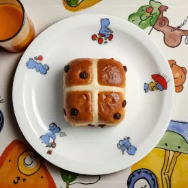 Macis porcelán lapos tányér gyerekeknek 17 cm – aranyos minta és megemelt perem