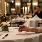 burgundy boros pohár elegáns éttermi terítéken vörösborral