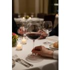 vörösbor felszolgálása prémium kehelyben fine dining környezetben