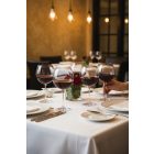 burgundy boros kelyhek vörösborral elegáns vacsoraasztalon