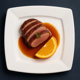 Victoria szögletes lapostányér 26 cm – használat közben főétellel tálalva, fine dining stílusban, modern gasztronómiai megjelenéssel