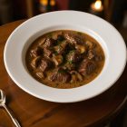 Kaszub porcelán mélytányér 28 cm – használat közben tésztával vagy krémlevessel tálalva, éttermi környezetben, elegáns megjelenéssel