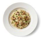 Kaszub porcelán spagetti tányér 27 cm – használat közben olaszos tésztával tálalva, elegáns éttermi tálalásban