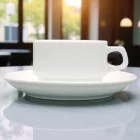 Kaszub porcelán mokkáscsésze 0,09 liter – használat közben friss eszpresszóval, modern kávézó vagy éttermi környezetben