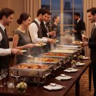 büfé asztal chafing edényekkel vendégek kiszolgálására