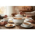 Afrodyta 2,7 literes porcelán levestál fedővel – használat közben, gőzölgő levessel tálalva, éttermi vagy családi asztalon