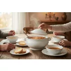 Afrodyta 2,7 literes porcelán levestál fedővel – használat közben, gőzölgő levessel tálalva, éttermi vagy családi asztalon