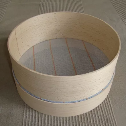 Szita 34 cm – fa keret, műanyag háló – sütéshez, lisztszitáláshoz ideális