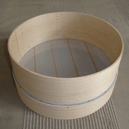 Szita 34 cm – fa keret, műanyag háló – sütéshez, lisztszitáláshoz ideális