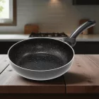 Bio Stone Jumbo magas serpenyő 24 cm – részletfotó a kőhatású belső bevonatról és a vastag falú kialakításról, prémium minőségben