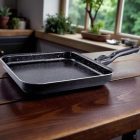 Bio Stone grill serpenyő 28x28 cm levehető nyéllel – használat közben, grillezett húsokkal és zöldségekkel, modern konyhai környezetben