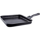 Bio Stone grill serpenyő 28x28 cm – részletfotó a barázdált grillfelületről, a kőhatású textúráról és a levehető nyélről, prémium Pensofal kivitel