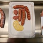 Papírtálca hurkához 170×225 mm – magyar gyártmány, eldobható tálalótálca vendéglátáshoz