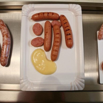 Papírtálca hurkához 170×225 mm – magyar gyártmány, eldobható tálalótálca vendéglátáshoz