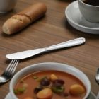 „EURO Evokes ECO rozsdamentes evőkés otthoni vacsoraasztalon, meleg családi hangulatban.”