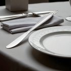 EURO Evokes ECO rozsdamentes evőkés elegáns éttermi környezetben, porcelán tányérral és borospohárral.