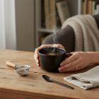 Tatami Nero fekete bögre 450 ml meleg teával, esti pihenéshez