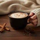 Tatami Nero fekete bögre 450 ml forró csokoládéval, meghitt hangulatban