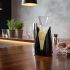 ital felszolgálása fekete kancsóban citrommal és jéggel