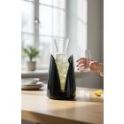 fekete gyorshűtő kancsó álló kompozícióban hideg itallal