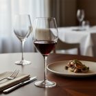 Burgundy boros pohár vörösborral, 580 ml-es Vicrila pohár prémium éttermi környezetben