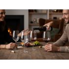 „Malbec vörösboros Vicrila kehely otthoni vacsoraasztalon, két személyre terítve, romantikus hangulatban.”