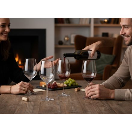 „Malbec vörösboros Vicrila kehely otthoni vacsoraasztalon, két személyre terítve, romantikus hangulatban.”