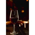 „Malbec vörösboros Vicrila kehely mediterrán teraszon, naplementében, szőlővel és kenyérrel körülvéve.”