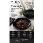Vida Night fekete porcelán tányér világos panna cottával és fehér öntettel, elegáns oldalsó desszert tálalásban