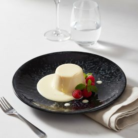 Vida Night fekete porcelán tányér világos panna cottával és fehér öntettel, elegáns desszert tálalásban