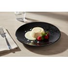 Vida Night fekete porcelán tányér világos panna cottával és fehér öntettel, elegáns oldalsó desszert tálalásban