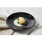 Sötét Vida Night porcelán tányér citromos desszerttel és világos öntettel, felülről, modern fine dining stílusban