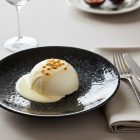 Vida Night fekete lapostányér fehér csokoládé mousse desszerttel és világos öntettel, prémium tálalás