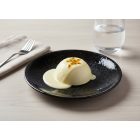 Vida Night fekete lapostányér fehér csokoládé mousse desszerttel és világos öntettel, oldalsó, prémium tálalás