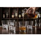 whisky poharak jéggel bárpulton felszolgálva