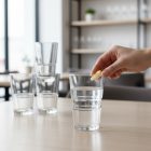 kis vizes poharak éttermi asztalon több darabban felszolgálva