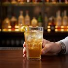 koktél felszolgálása whiskey sour pohárban citrommal és jéggel