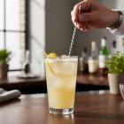 whiskey sour pohár bárpulton koktéllal felszolgálva
