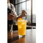 whiskey sour pohár álló kompozícióban koktéllal