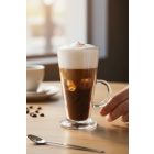 jeges kávé üveg korsóban habbal és jéggel vendéglátó környezetben