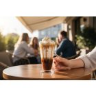 jegeskávé látványos tálalása üveg korsóban karamellel és habbal