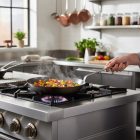 La Lyonnaise 30 cm-es kékvas serpenyő – de Buyer nagy méretű acélserpenyő pirításhoz és grillezéshez