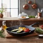 Öntöttvas grill serpenyő, 23×23 cm, bordázott felülettel és kiöntőcsőrrel