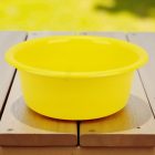 Sárga peremes műanyag keverőtál 5 liter – használat közben, tésztakeveréshez vagy konyhai előkészítéshez, csúszásmentes peremmel